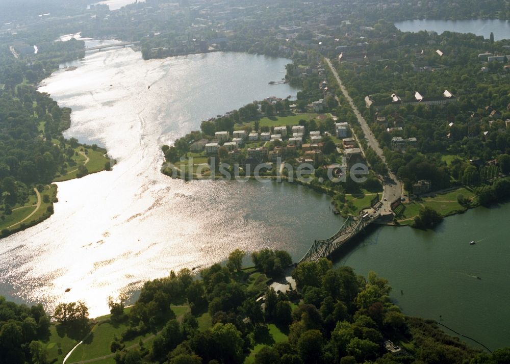 Potsdam aus der Vogelperspektive: Glienicker Brücke an der Berliner Vorstadt und dem Babelsberger Park am Ufer des Tiefer See in Potsdam im Bundesland Brandenburg