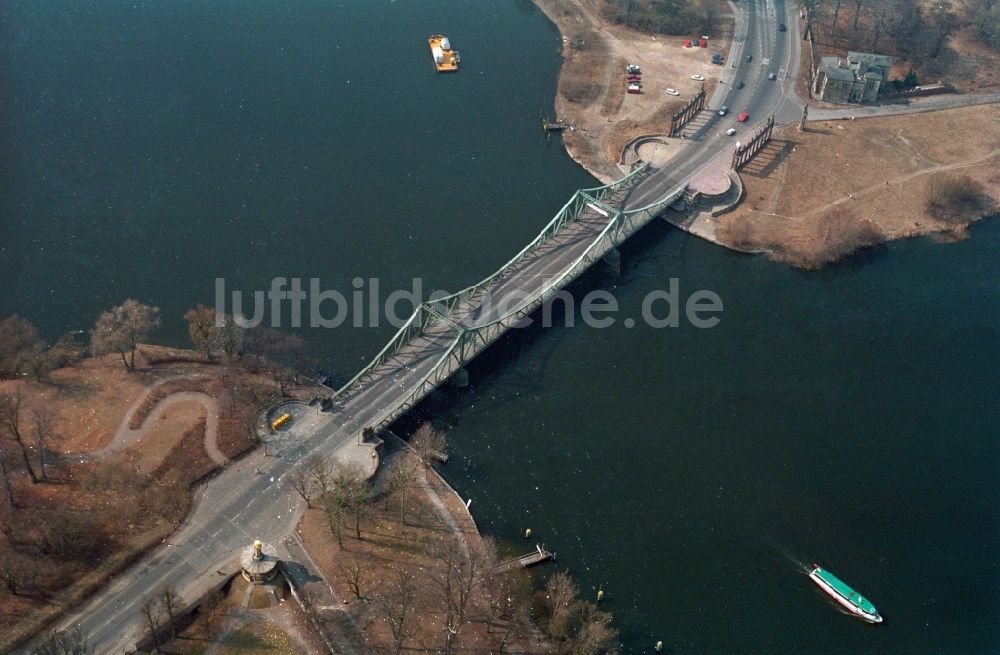 Luftbild Berlin - Glienicker Brücke in Potsdam im Bundesland Brandenburg