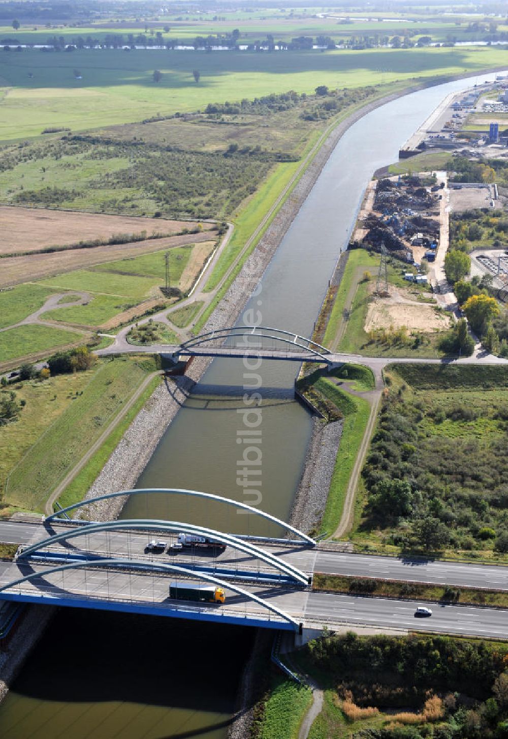 Magdeburg aus der Vogelperspektive: Glindenberger Brücke Rothenseer Verbindungskanal in Magdeburg