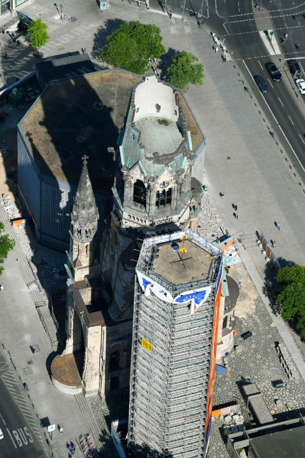 Berlin aus der Vogelperspektive: Glockenturm- Einrüstung der Kaiser-Wilhelm-Gedächtniskirche auf dem Breitscheidplatz in Berlin-Charlottenburg