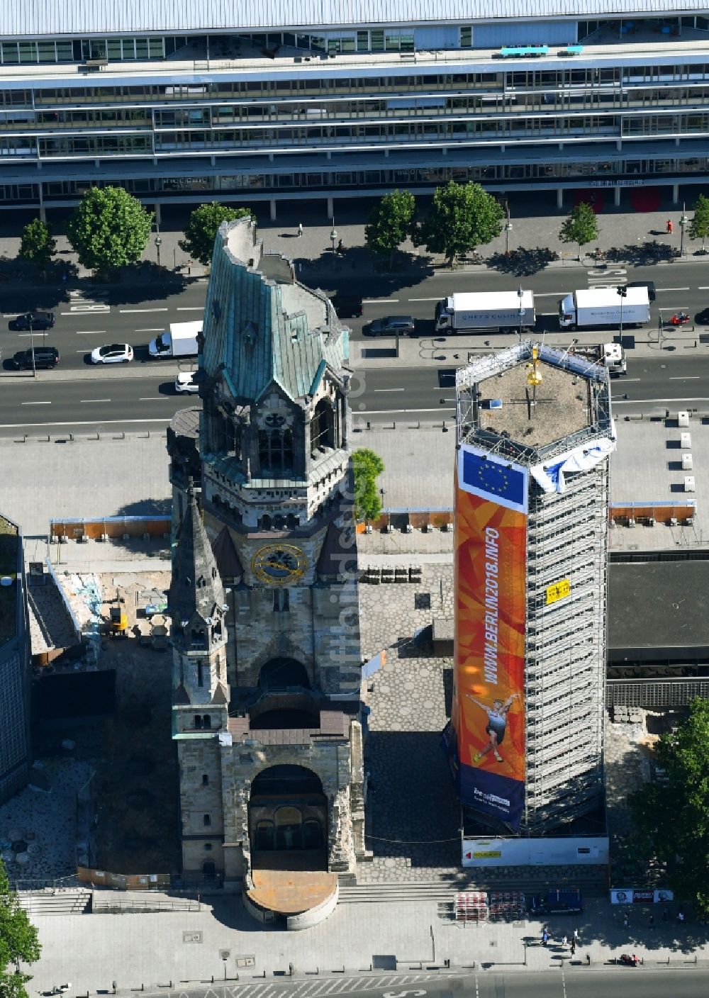 Berlin von oben - Glockenturm- Einrüstung der Kaiser-Wilhelm-Gedächtniskirche auf dem Breitscheidplatz in Berlin-Charlottenburg