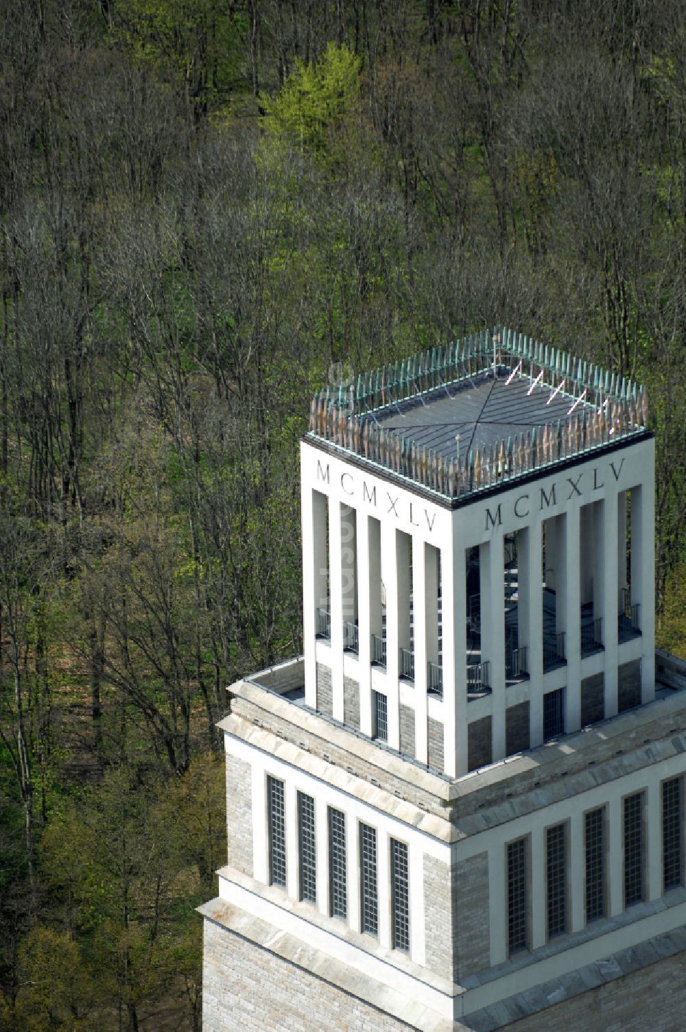 Luftaufnahme Weimar - Glockenturm der Nationalen Mahn- und Gedenkstätte der DDR Buchenwald im Ortsteil Ettersberg in Weimar im Bundesland Thüringen, Deutschland