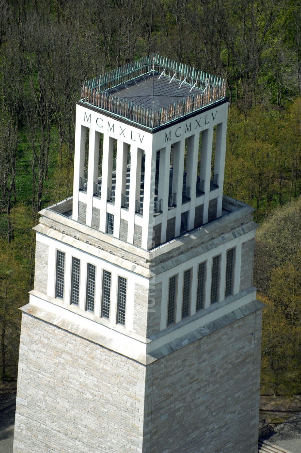 Weimar von oben - Glockenturm der Nationalen Mahn- und Gedenkstätte der DDR Buchenwald im Ortsteil Ettersberg in Weimar im Bundesland Thüringen, Deutschland