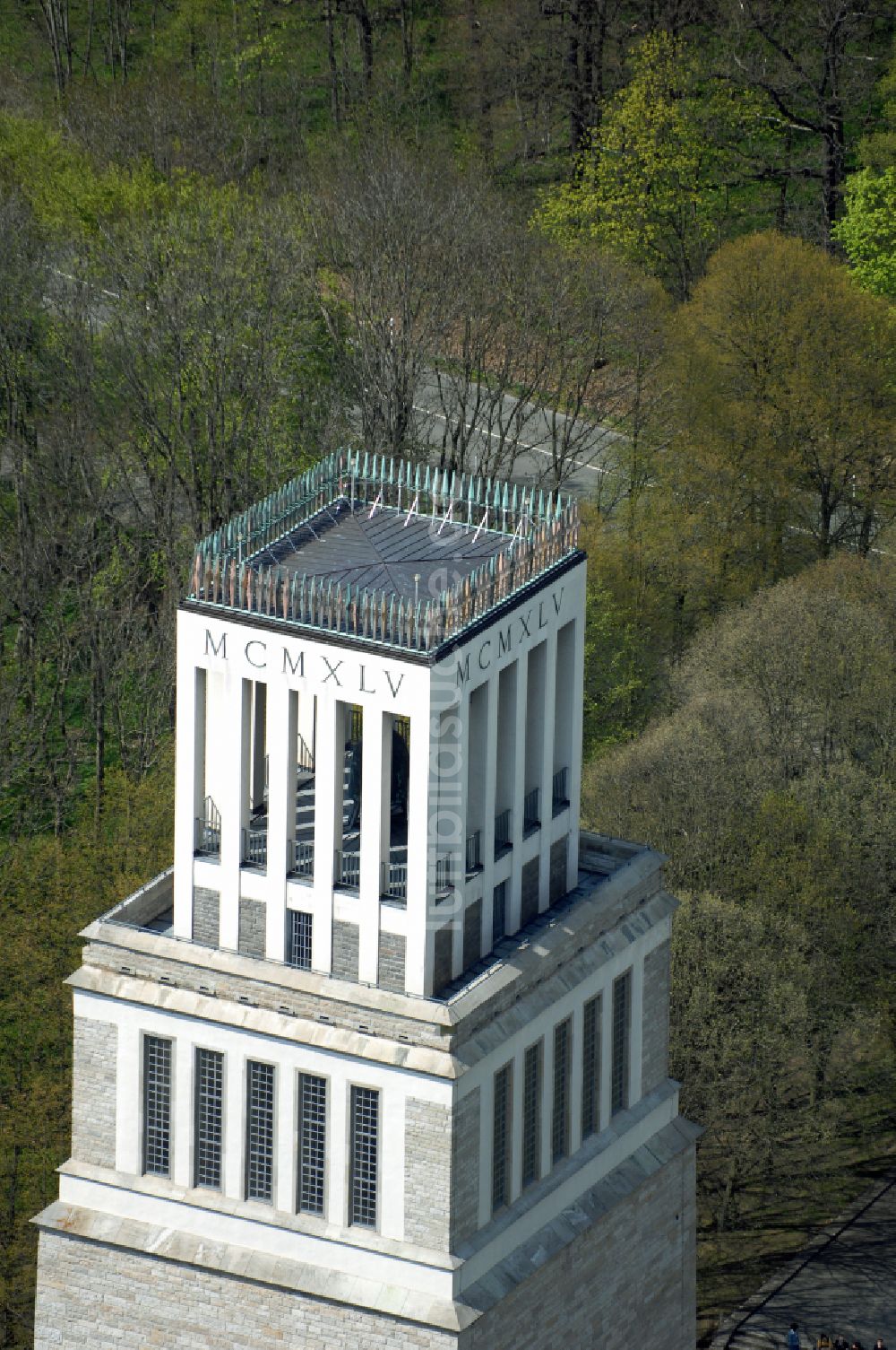 Weimar aus der Vogelperspektive: Glockenturm der Nationalen Mahn- und Gedenkstätte der DDR Buchenwald im Ortsteil Ettersberg in Weimar im Bundesland Thüringen, Deutschland