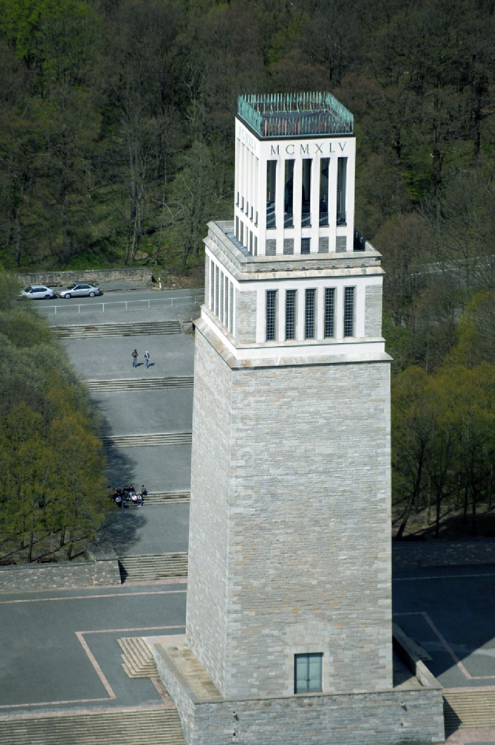 Luftaufnahme Weimar - Glockenturm der Nationalen Mahn- und Gedenkstätte der DDR Buchenwald im Ortsteil Ettersberg in Weimar im Bundesland Thüringen, Deutschland