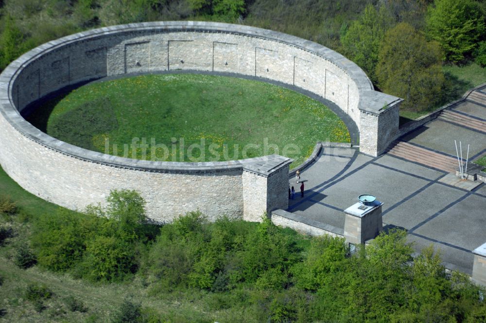 Weimar von oben - Glockenturm der Nationalen Mahn- und Gedenkstätte der DDR Buchenwald im Ortsteil Ettersberg in Weimar im Bundesland Thüringen, Deutschland