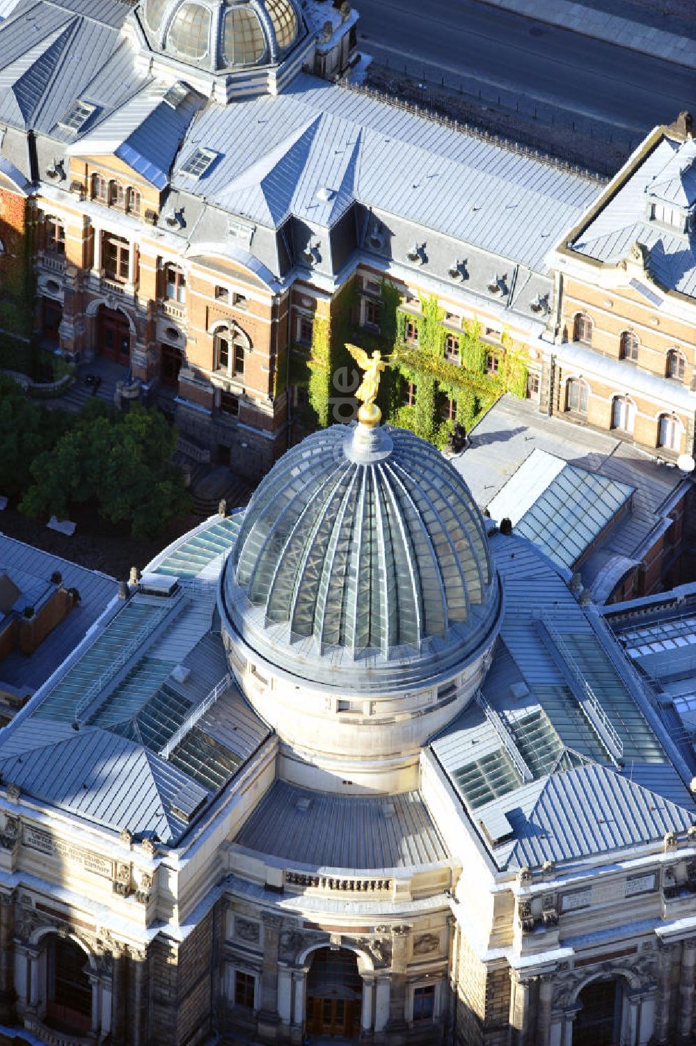 Dresden von oben - Gläserne Kuppel der Kunsthalle im Lipsiusbau in der Altstadt von Dresden