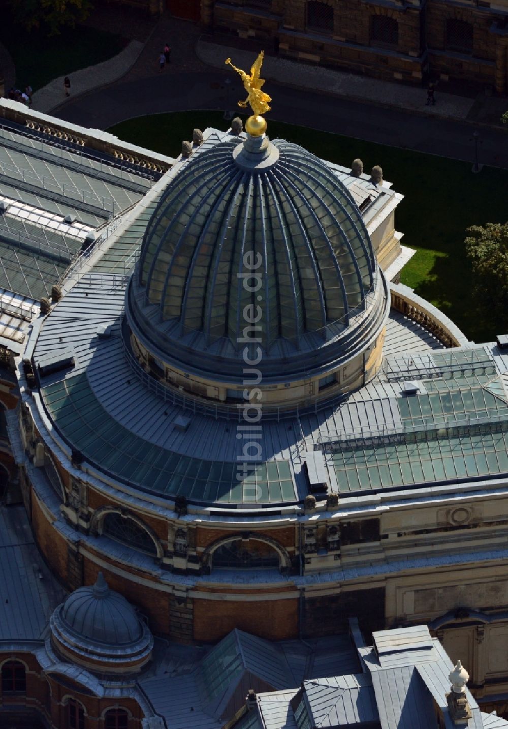 Luftaufnahme Dresden - Gläserne Kuppel der Kunsthalle im Lipsiusbau in der Altstadt von Dresden