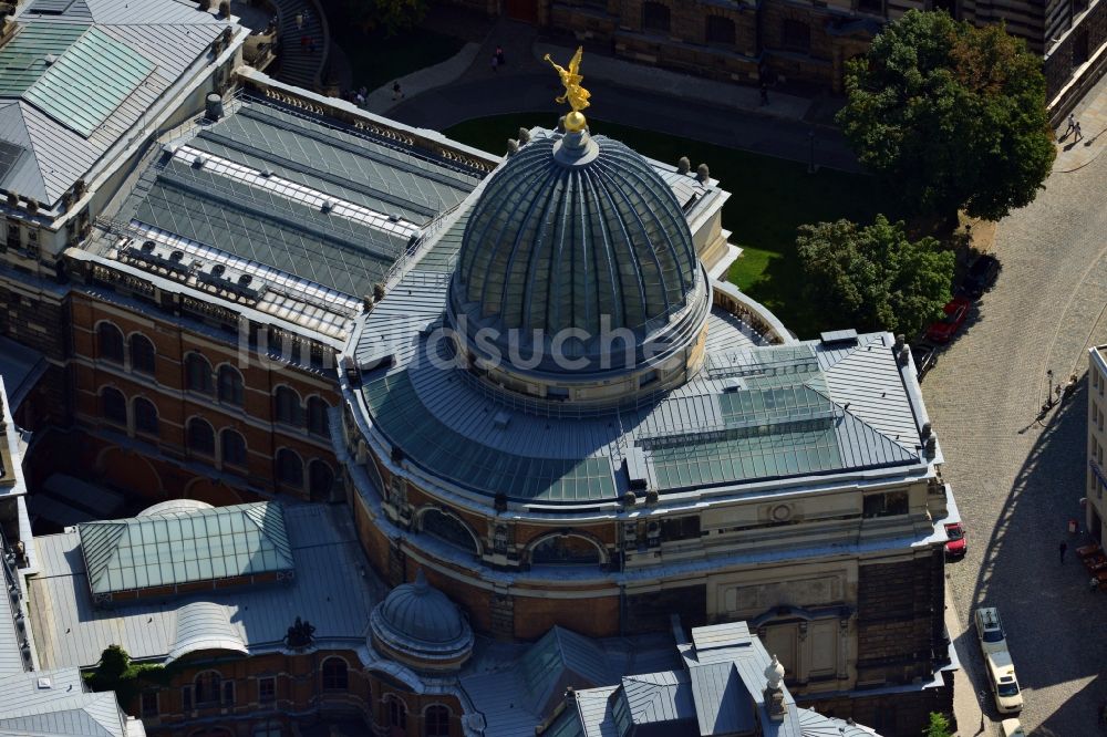 Dresden von oben - Gläserne Kuppel der Kunsthalle im Lipsiusbau in der Altstadt von Dresden