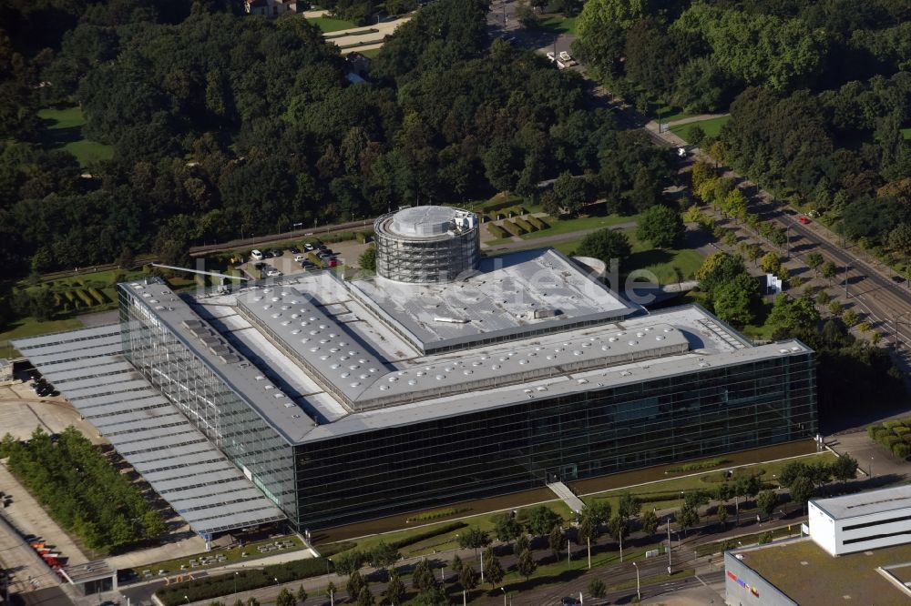 Dresden von oben - Gläserne VW Manufaktur in Dresden im Bundesland Sachsen