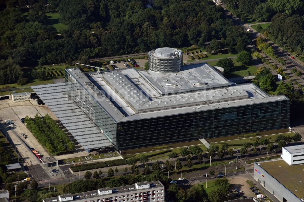 Dresden aus der Vogelperspektive: Gläserne VW Manufaktur in Dresden im Bundesland Sachsen