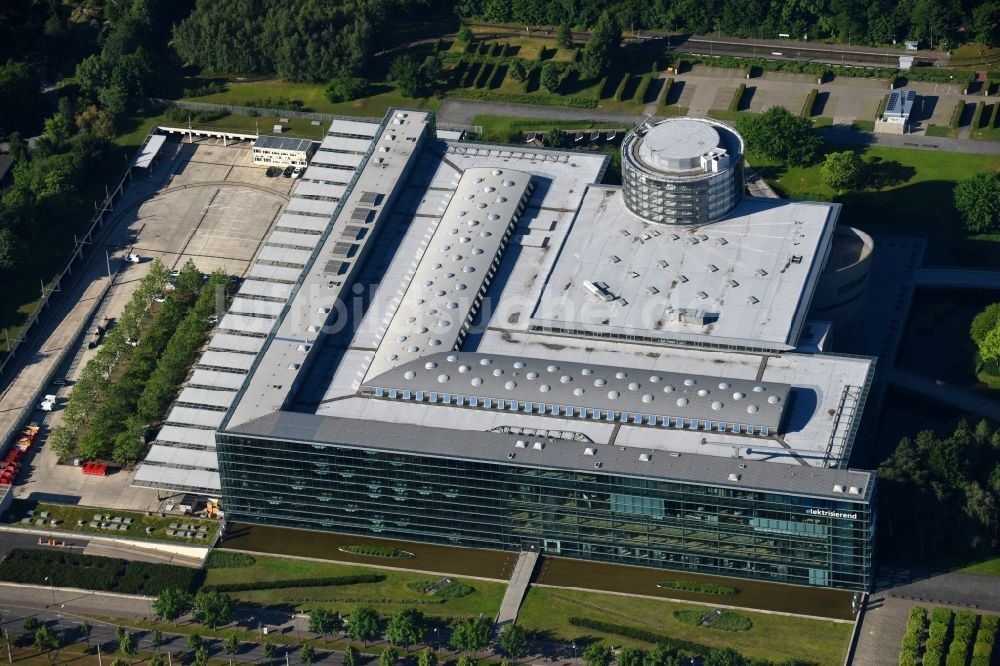 Luftaufnahme Dresden - Gläserne VW Manufaktur in Dresden im Bundesland Sachsen