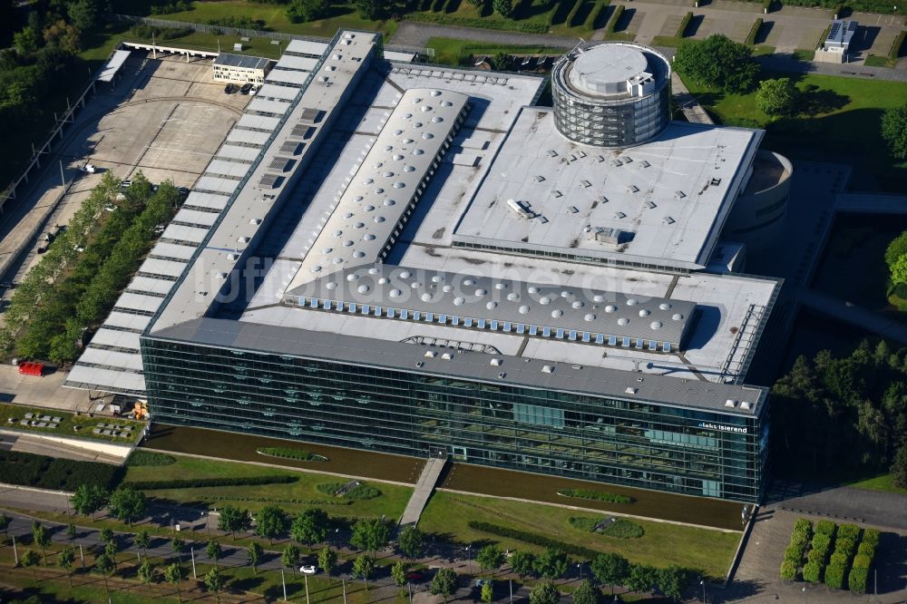 Dresden von oben - Gläserne VW Manufaktur in Dresden im Bundesland Sachsen