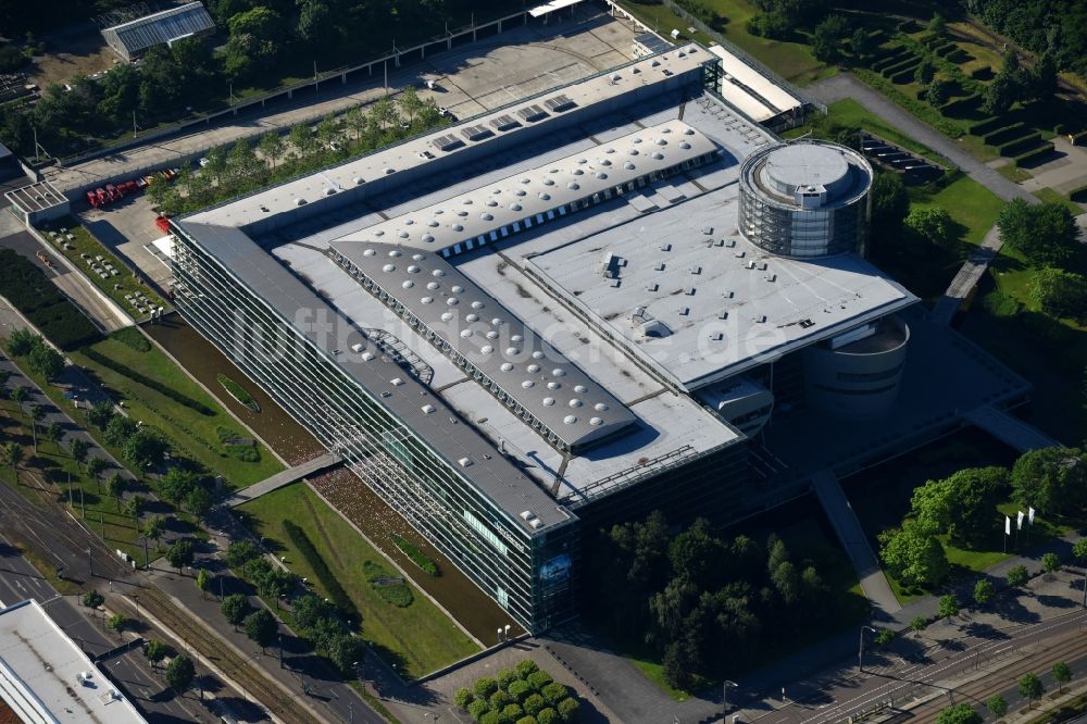 Dresden aus der Vogelperspektive: Gläserne VW Manufaktur in Dresden im Bundesland Sachsen