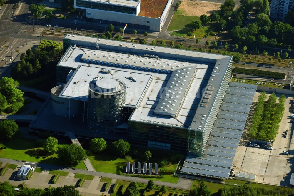 Luftbild Dresden - Gläserne VW Manufaktur in Dresden im Bundesland Sachsen