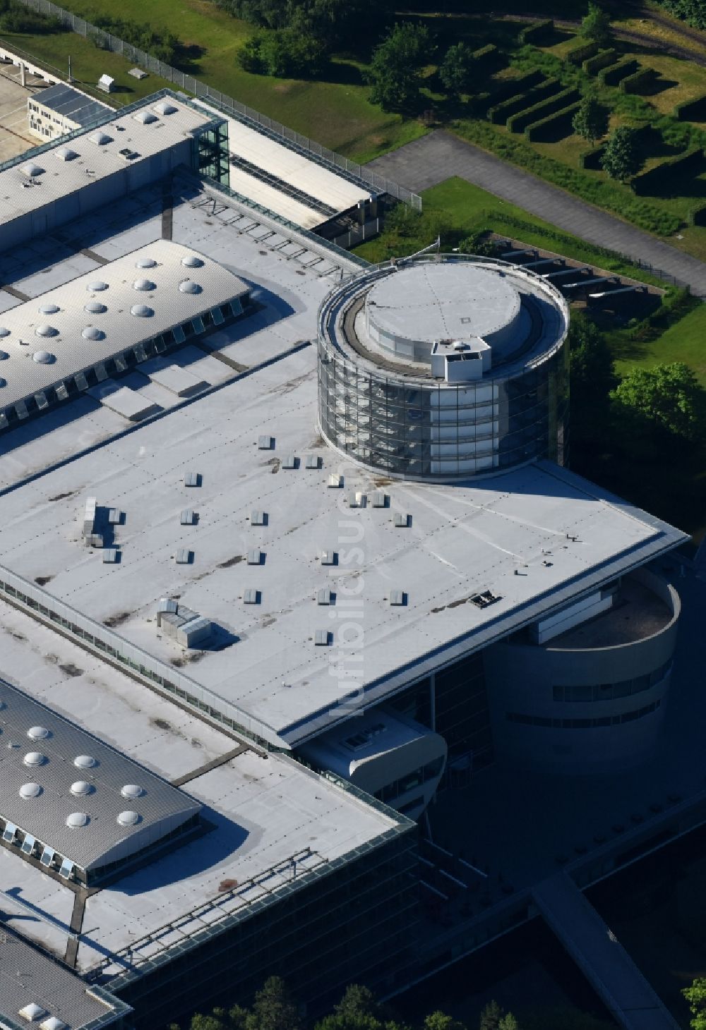 Dresden von oben - Gläserne VW Manufaktur in Dresden im Bundesland Sachsen