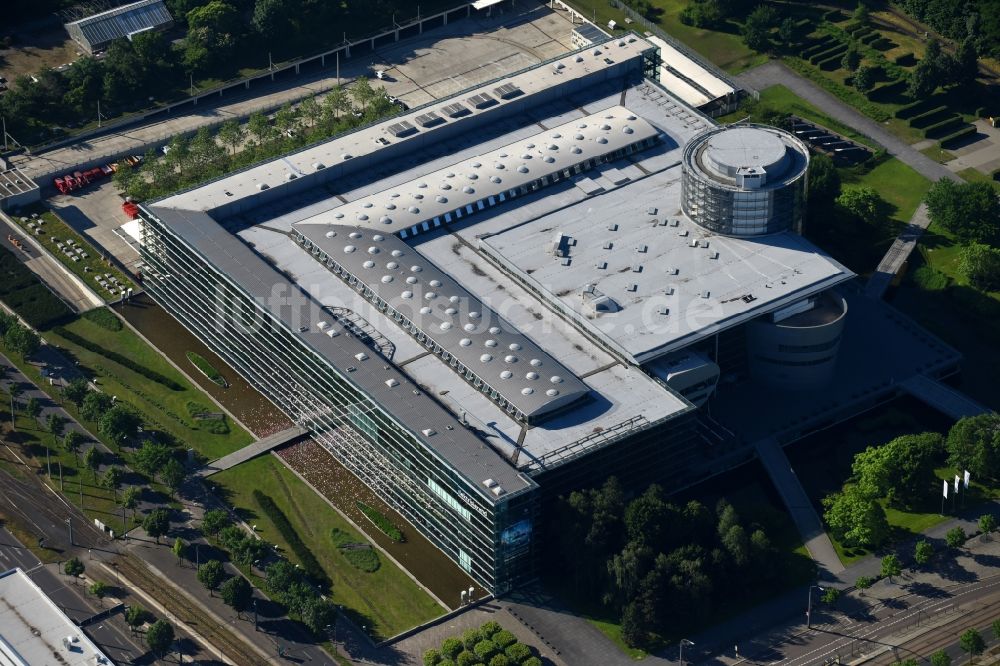 Dresden aus der Vogelperspektive: Gläserne VW Manufaktur in Dresden im Bundesland Sachsen