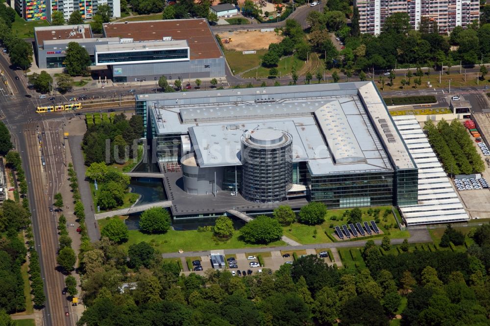 Luftaufnahme Dresden - Gläserne VW Manufaktur in Dresden im Bundesland Sachsen