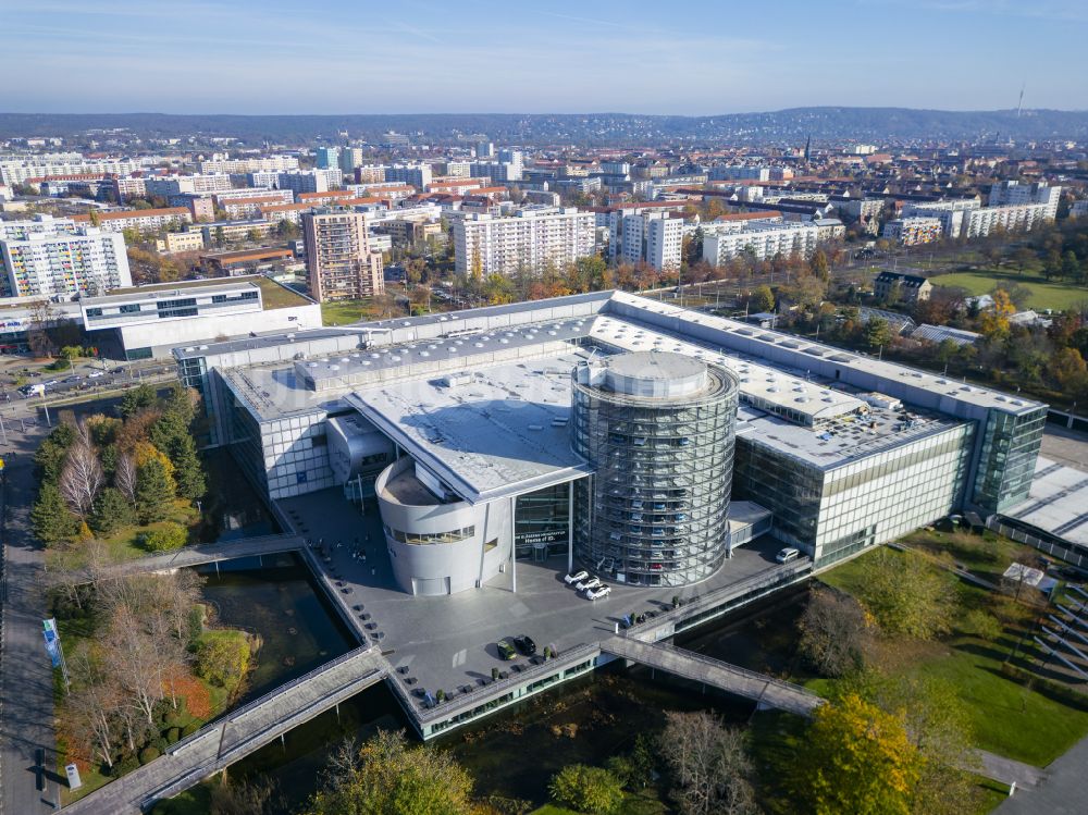 Luftaufnahme Dresden - Gläserne VW Manufaktur in Dresden im Bundesland Sachsen