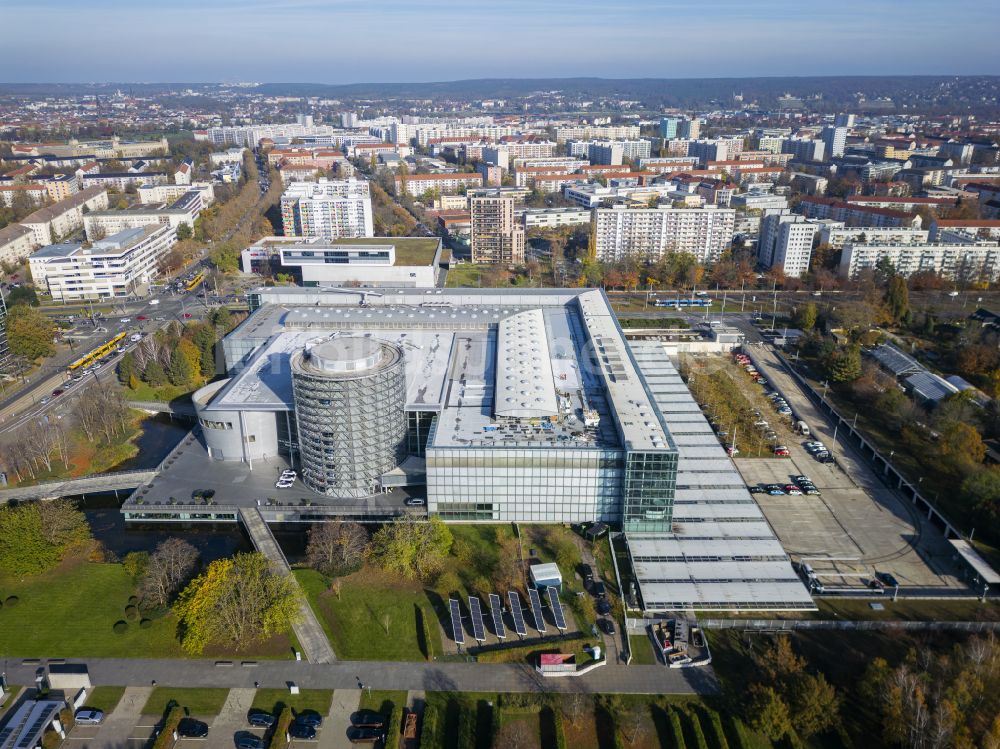 Dresden von oben - Gläserne VW Manufaktur in Dresden im Bundesland Sachsen