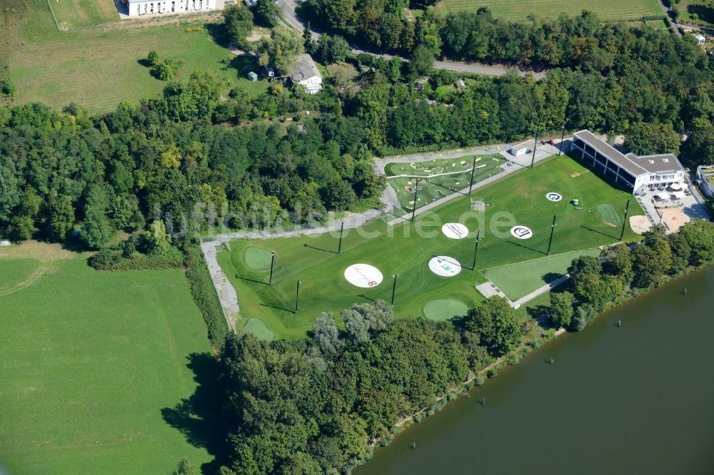 Luftaufnahme Stuttgart - Golfplatz und Driving Range am Gelände des Citygolf Stuttgart am Ufer des Flusses Neckar in Stuttgart im Bundesland Baden-Württemberg