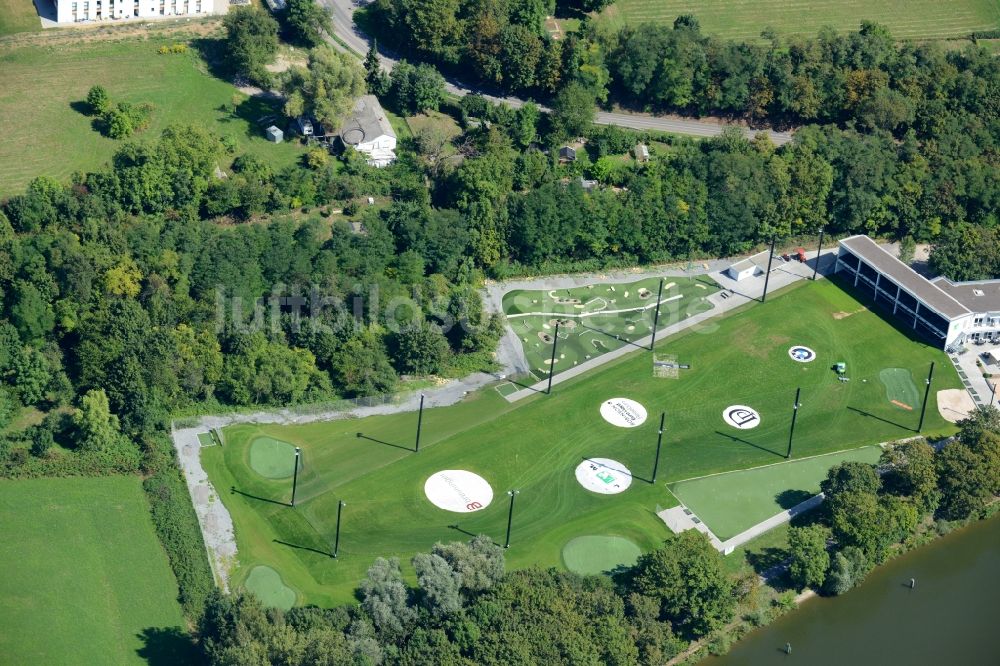 Stuttgart von oben - Golfplatz und Driving Range am Gelände des Citygolf Stuttgart am Ufer des Flusses Neckar in Stuttgart im Bundesland Baden-Württemberg