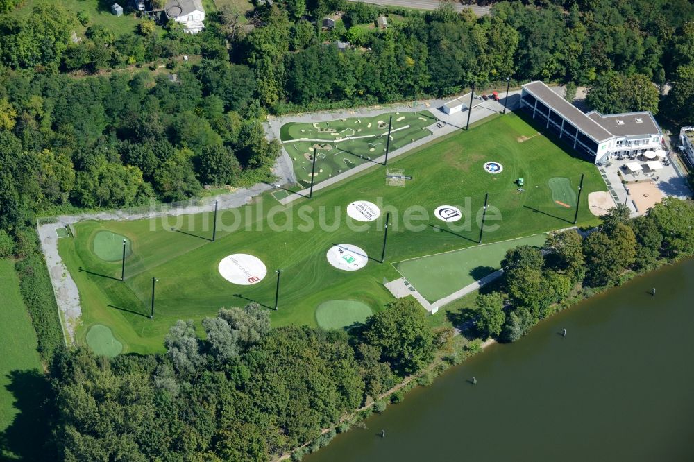 Stuttgart aus der Vogelperspektive: Golfplatz und Driving Range am Gelände des Citygolf Stuttgart am Ufer des Flusses Neckar in Stuttgart im Bundesland Baden-Württemberg