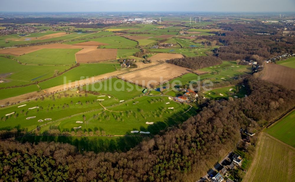 Emmerich am Rhein von oben - Golfplatz in Emmerich am Rhein im Bundesland Nordrhein-Westfalen