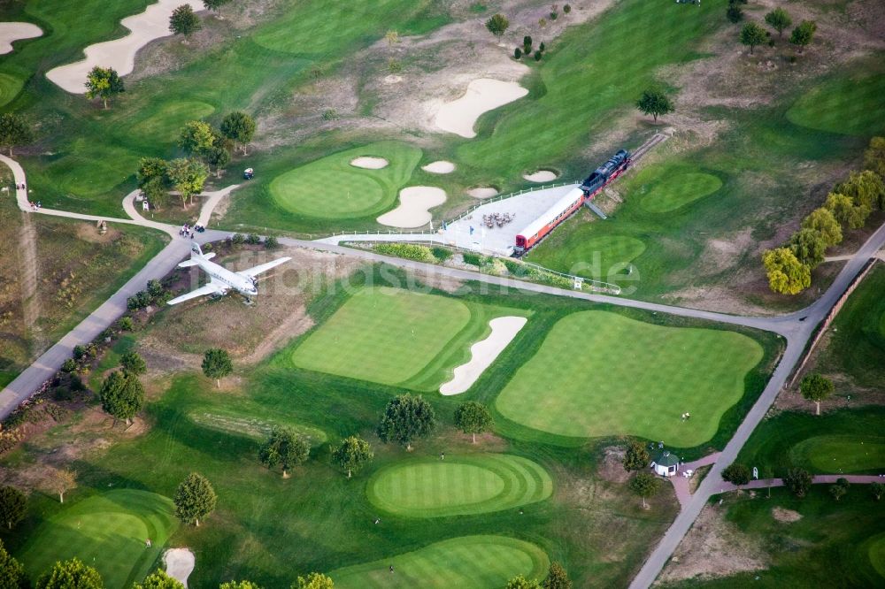 Luftaufnahme Biblis - Golfplatz Golfpark Biblis-Wattenheim mit Flugzeug und Dampfzug Ausstellung im Ortsteil Wattenheim in Biblis im Bundesland Hessen