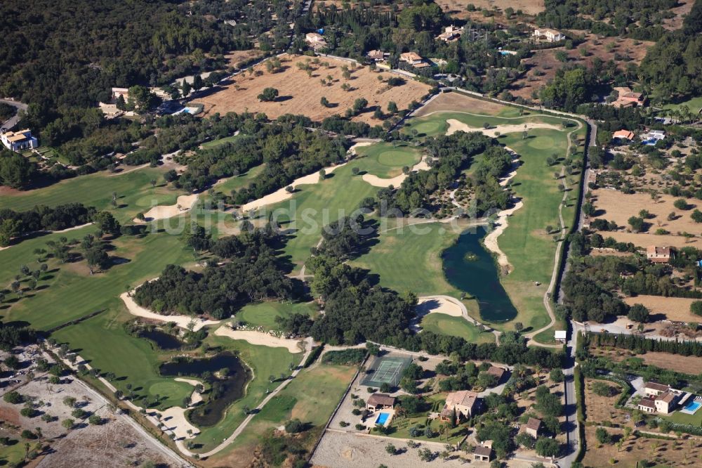 Luftaufnahme Pollença - Golfplatz in Pollença Mallorca auf der balearischen Mittelmeerinsel Mallorca, Spanien