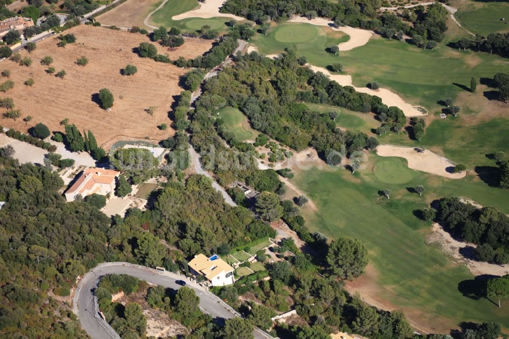 Pollença von oben - Golfplatz in Pollença Mallorca auf der balearischen Mittelmeerinsel Mallorca, Spanien