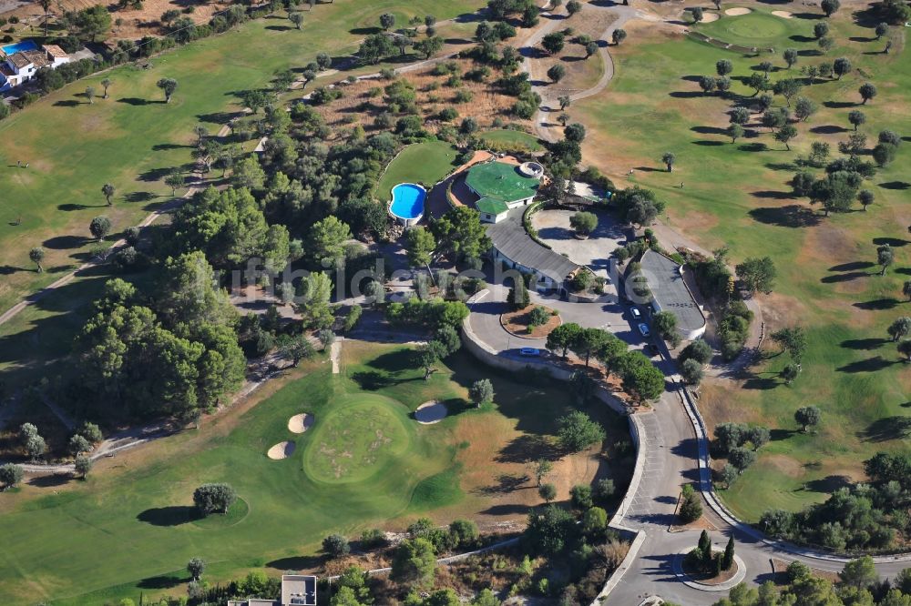 Luftaufnahme Pollença - Golfplatz in Pollença Mallorca auf der balearischen Mittelmeerinsel Mallorca, Spanien