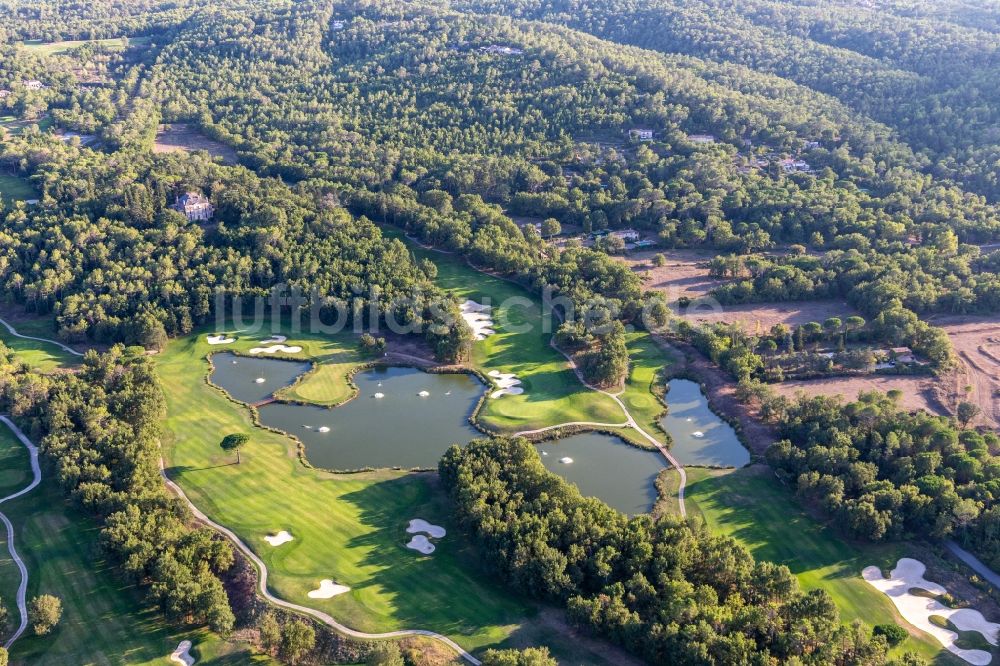 Luftaufnahme Tourrettes - Golfplatz des Ressort Terre Blanche in Tourrettes in Provence-Alpes-Cote d'Azur, Frankreich