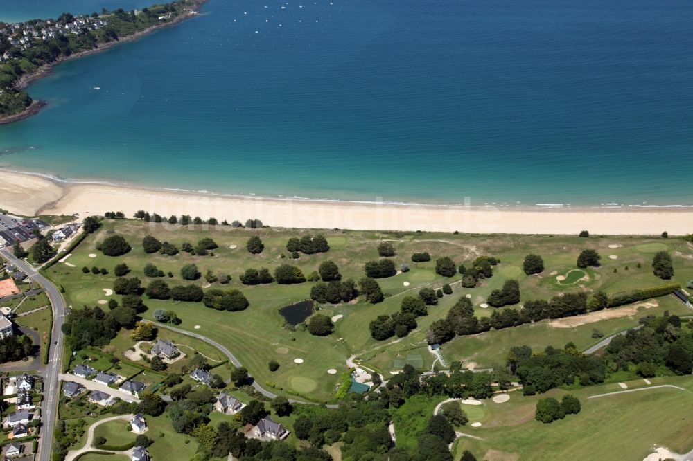 Saint-Cast-le-Guildo aus der Vogelperspektive: Golfplatz Saint Cast Pen Guen in Saint-Cast-le-Guildo in Bretagne, Frankreich