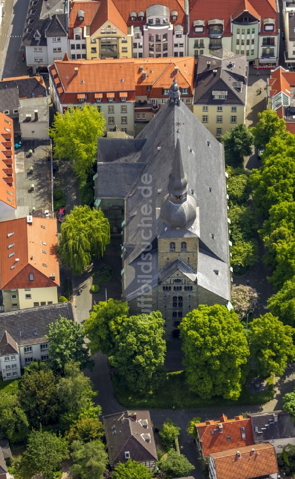 Werl von oben - Gotische Hallenkirche Probsteikirche St. Walburga in Werl im Bundesland Nordrhein-Westfalen