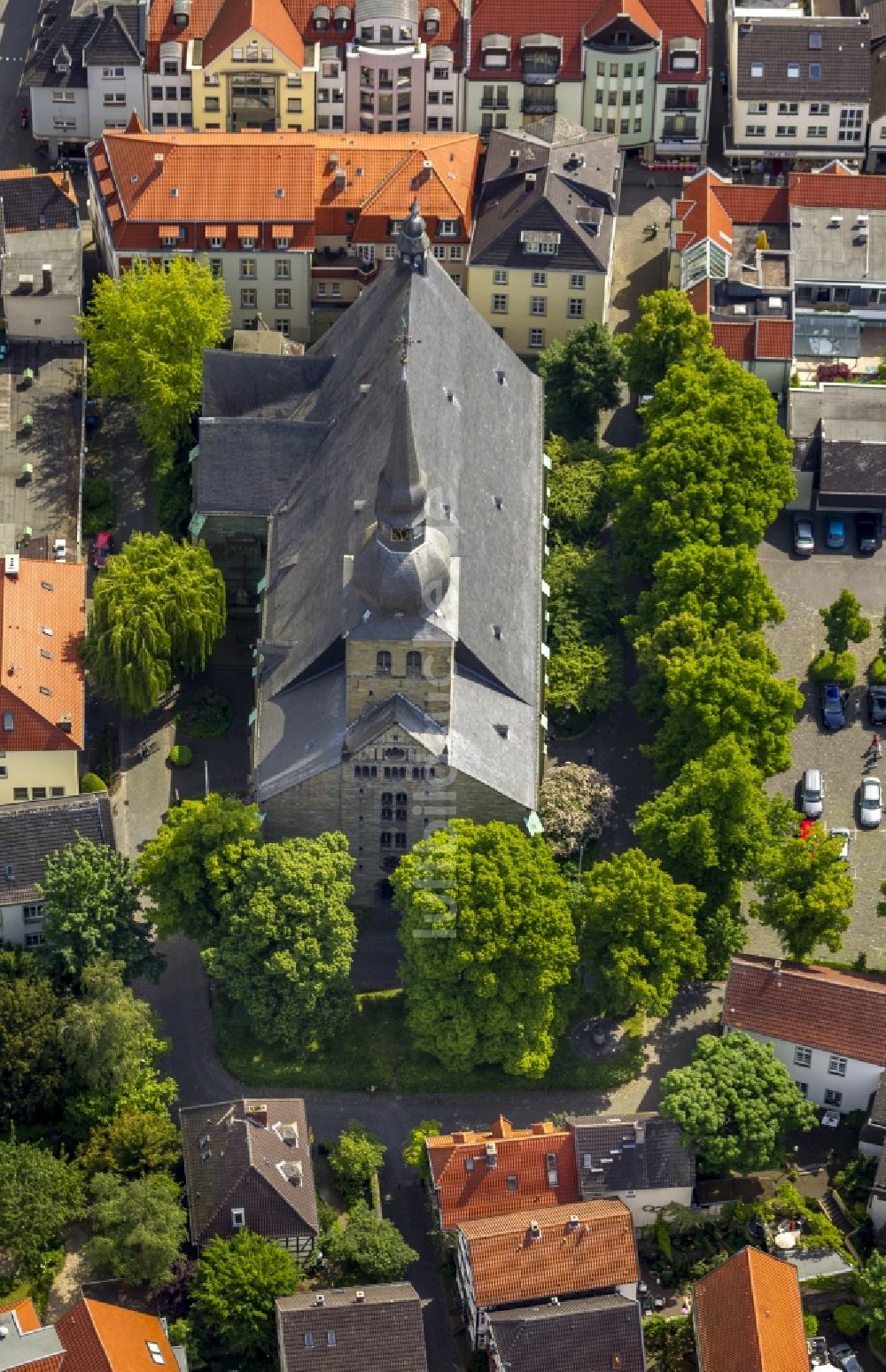 Werl aus der Vogelperspektive: Gotische Hallenkirche Probsteikirche St. Walburga in Werl im Bundesland Nordrhein-Westfalen