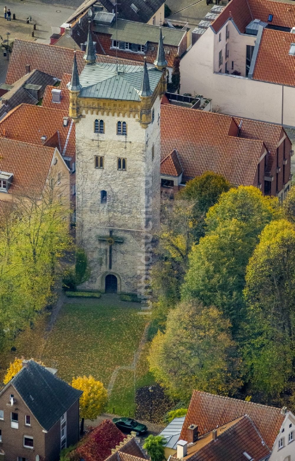 Warendorf von oben - Gotischer Turm der alten Marienkirche in Warendorf im Bundesland Nordrhein-Westfalen