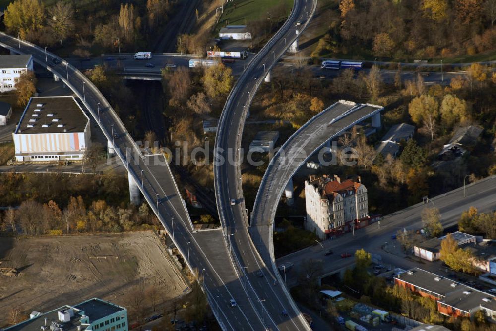 Berlin aus der Vogelperspektive: Gottlieb-Dunkel-Brücke in Berlin-Tempelhof