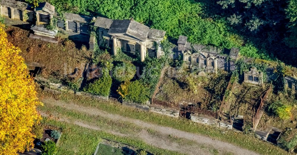 Luftaufnahme Siegen - Grabreihe auf dem Gelände des Lindenbergfriedhof in Siegen im Bundesland Nordrhein-Westfalen