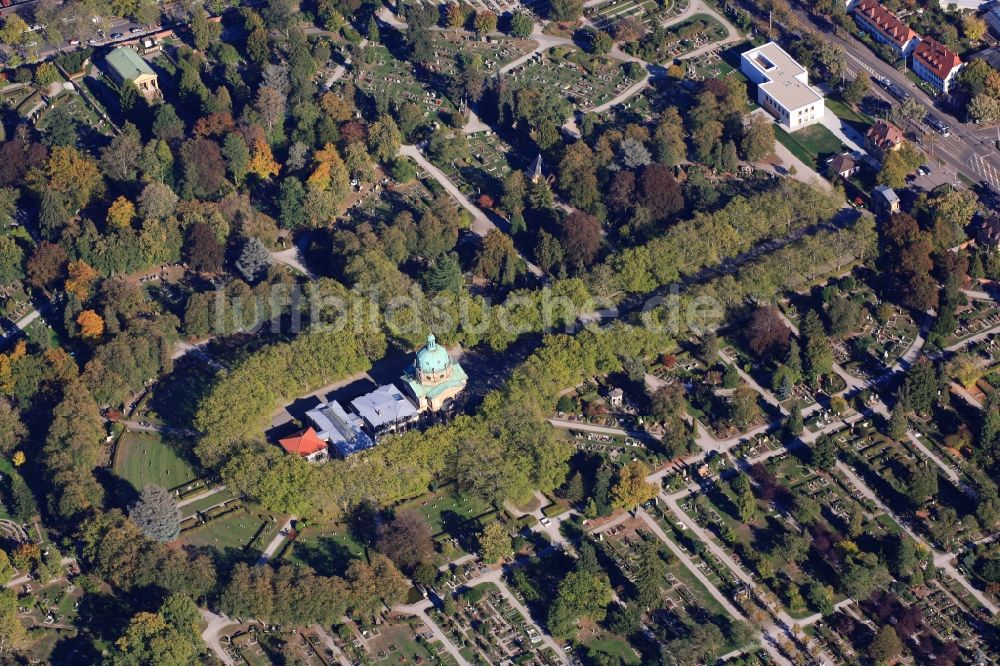 Luftaufnahme Freiburg im Breisgau - Grabreihen und Einsegnungshalle auf dem Gelände des Friedhofes in Freiburg im Breisgau im Bundesland Baden-Württemberg, Deutschland