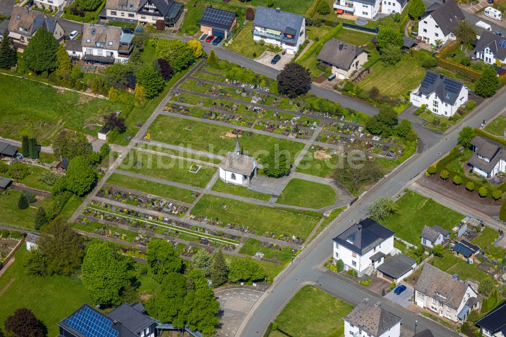 Luftbild Nuttlar - Grabreihen auf dem Gelande des Friedhofes in Nuttlar im Bundesland Nordrhein-Westfalen, Deutschland