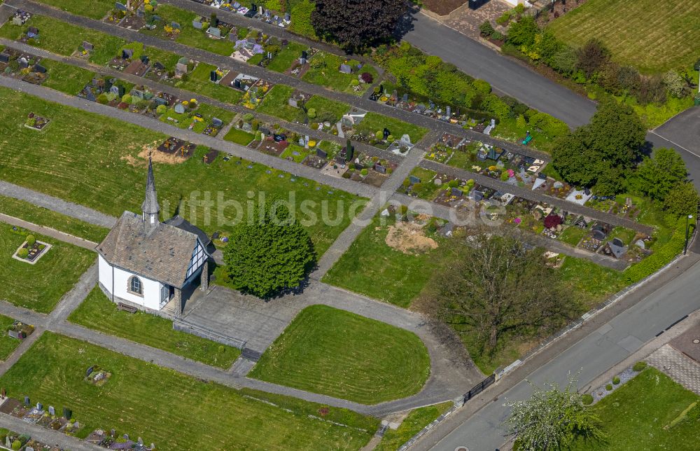 Luftaufnahme Nuttlar - Grabreihen auf dem Gelande des Friedhofes in Nuttlar im Bundesland Nordrhein-Westfalen, Deutschland