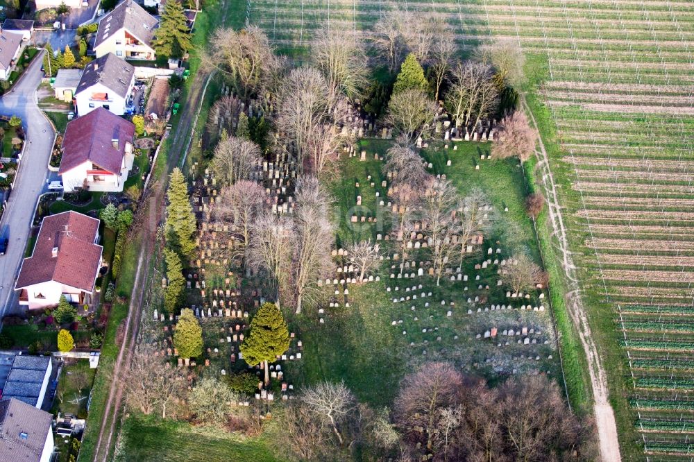 Luftaufnahme Heuchelheim-Klingen - Grabreihen auf dem Gelände des alten Friedhofes im Ortsteil Klingen in Heuchelheim-Klingen im Bundesland Rheinland-Pfalz