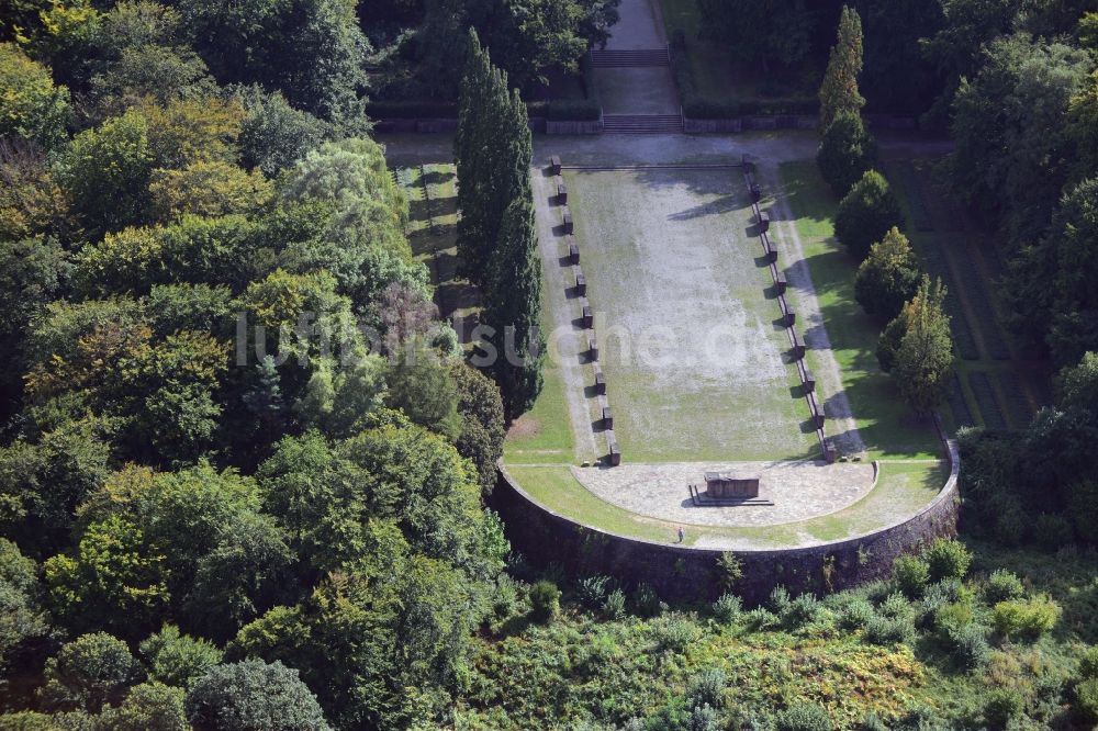 Luftbild Heidelberg - Grabreihen auf dem Gelände des Ehrenfriedhof auf dem Ameisenbuckel in Heidelberg im Bundesland Baden-Württemberg