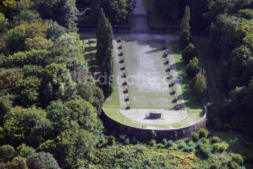 Luftaufnahme Heidelberg - Grabreihen auf dem Gelände des Ehrenfriedhof auf dem Ameisenbuckel in Heidelberg im Bundesland Baden-Württemberg