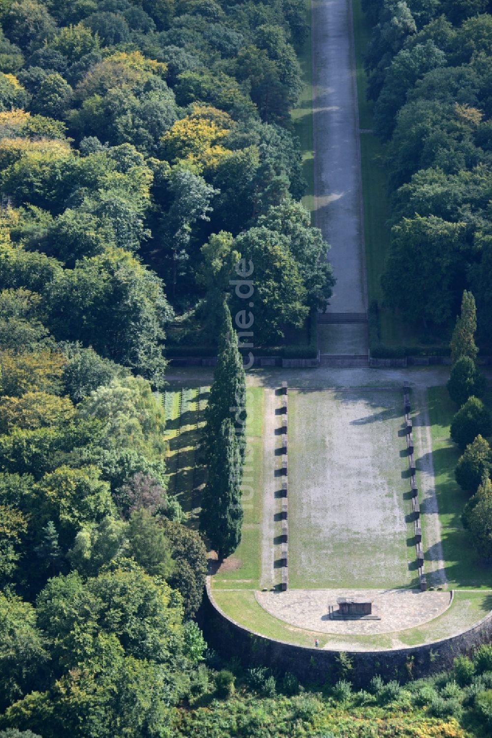 Heidelberg von oben - Grabreihen auf dem Gelände des Ehrenfriedhof auf dem Ameisenbuckel in Heidelberg im Bundesland Baden-Württemberg