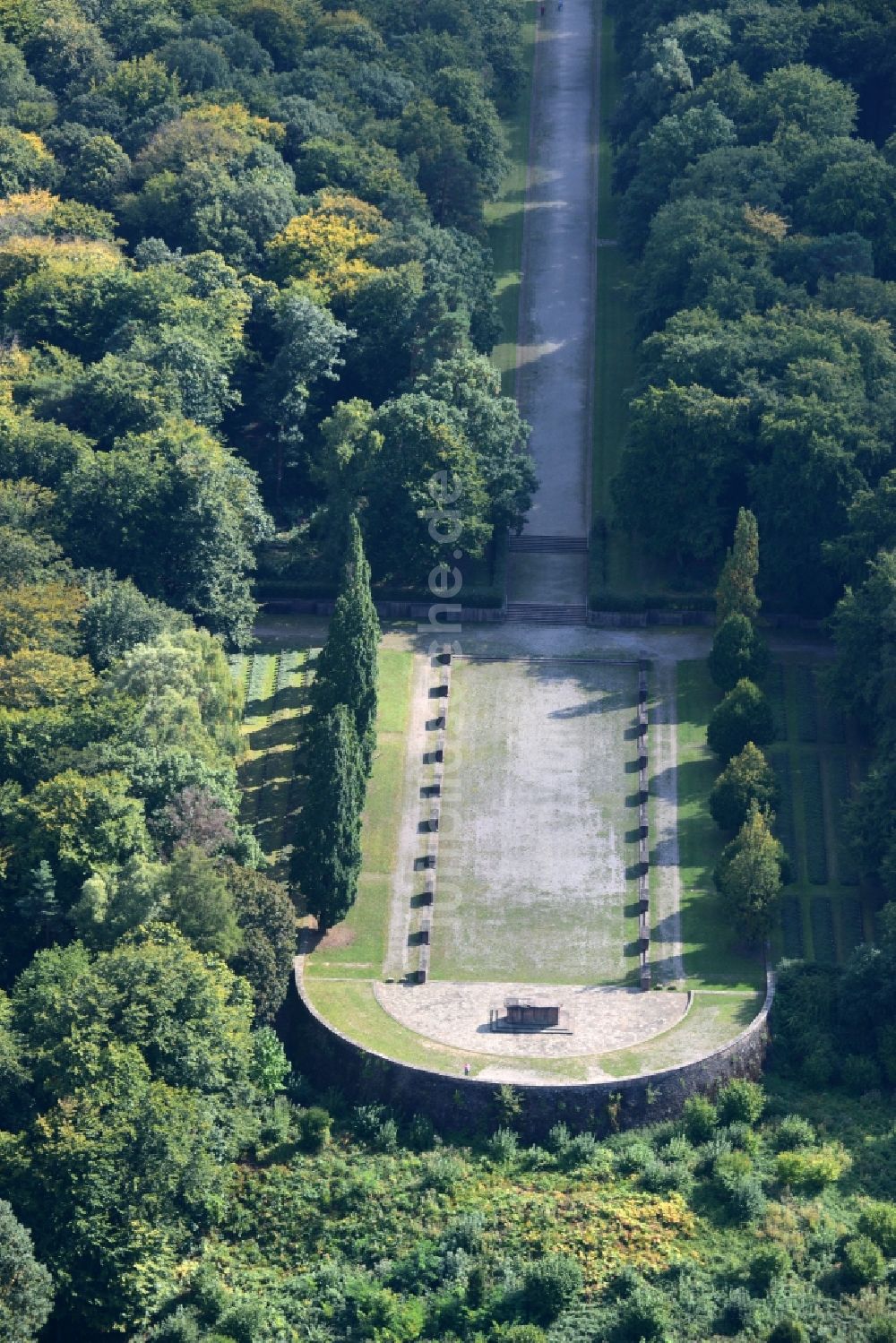 Heidelberg aus der Vogelperspektive: Grabreihen auf dem Gelände des Ehrenfriedhof auf dem Ameisenbuckel in Heidelberg im Bundesland Baden-Württemberg