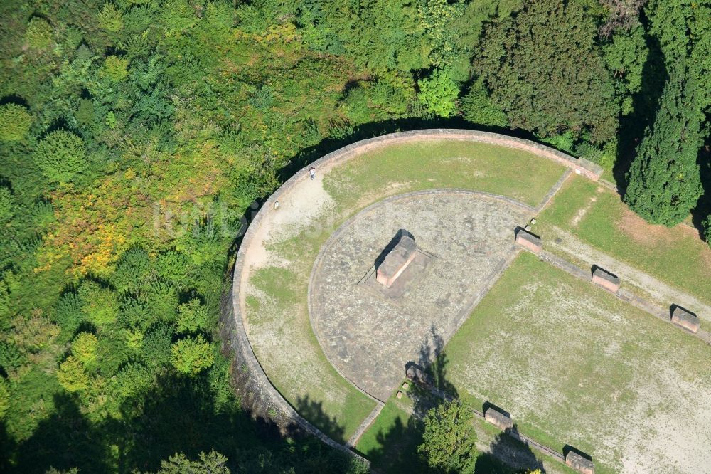 Heidelberg von oben - Grabreihen auf dem Gelände des Ehrenfriedhof auf dem Ameisenbuckel in Heidelberg im Bundesland Baden-Württemberg