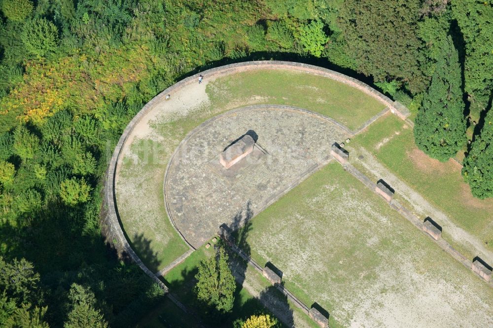 Heidelberg aus der Vogelperspektive: Grabreihen auf dem Gelände des Ehrenfriedhof auf dem Ameisenbuckel in Heidelberg im Bundesland Baden-Württemberg