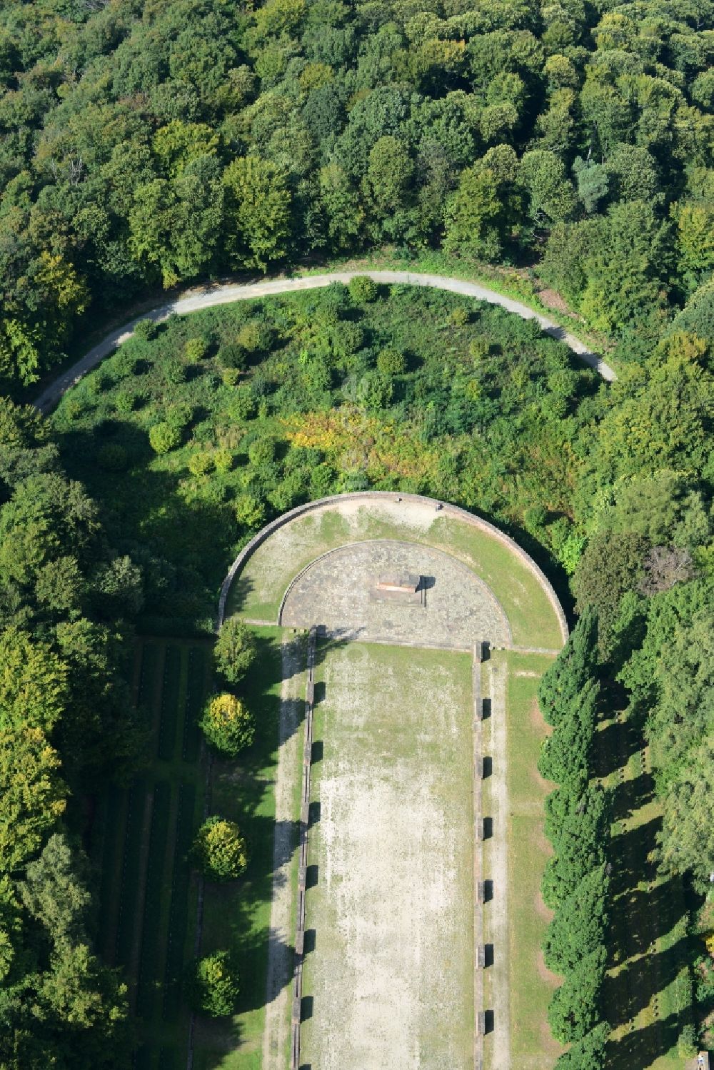 Luftaufnahme Heidelberg - Grabreihen auf dem Gelände des Ehrenfriedhof auf dem Ameisenbuckel in Heidelberg im Bundesland Baden-Württemberg